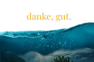 Wasseroberfläche mit darüberstehendem Text