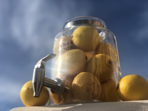 strahlende Zitronen in einem Limonadespender vor blauem Himmel